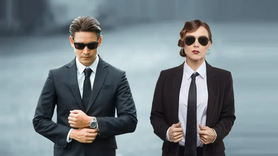 foto Menggunakan jas dan Kacamata Hitam