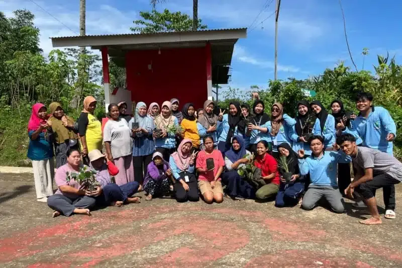 Revitalisasi Desa Lewat Tanaman TOGA, KKN UIN Walisongo Hidupkan Semangat Gotong Royong di Salamsari