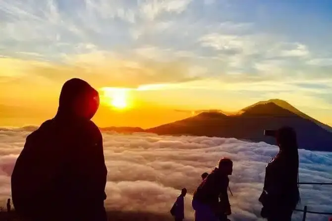 Trekking Gunung Batur & Agung – Nikmati Sunrise Spektakuler di Puncak Bali