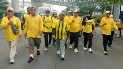 Ketua DPD Partai Golkar Jawa Tengah Mohammad Saleh bersama Ketua Srikandi Jawa Tengah dan Pengurus Golkar Jawa Tengah saat berjalan melintasi Jalan Pandanaran dalam Yellow FUN WALK 2025