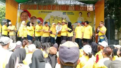 Ketua DPD Golkar Jateng Mohammad Saleh saat menyerahkan doorprize utama sepeda motor dalam acara yellow FUN WALK 2025 Partai Golkar Jawa Tengah