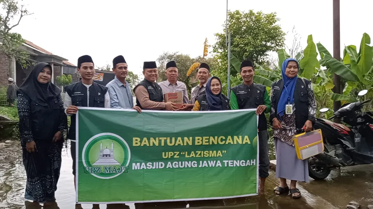 Ketua UPZ Lazisma MAJT, Dr KH Wahab Zaenuri, MM (tengah) dan pengurus menyerahkan bantuan kepada warga terdampak banjir di RT 5 RW 3 Desa Kalisari, Sayung, Demak, Rabu (26/11/2025) petang